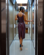 Abito in ecopelle bordeaux, vista posteriore con zip e spacco