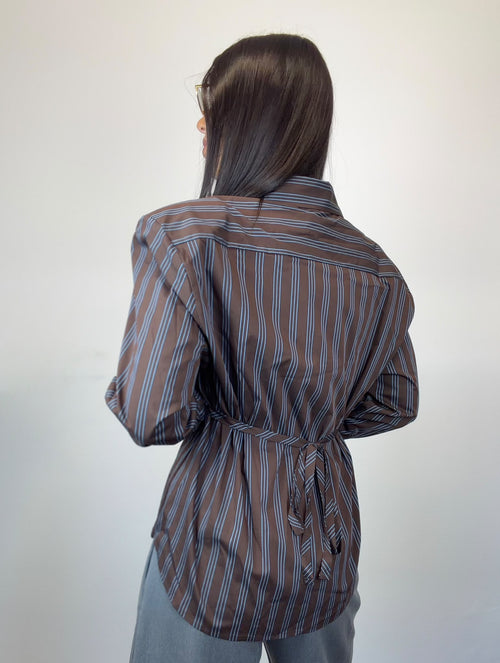 Camicia Chocolate a righe con cintura in vita, dettaglio posteriore.