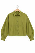Camicia crop — vista intera non indossata su sfondo bianco