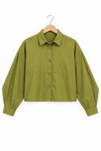 Camicia crop — vista intera non indossata su sfondo bianco