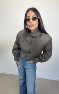 Camicia in popeline marrone con spalline, vista frontale.