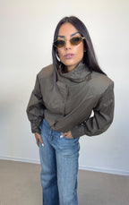 Camicia in popeline marrone con spalline, vista frontale.