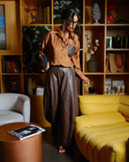 Completo cammello e marrone con camicia e pantaloni wide leg vista intera