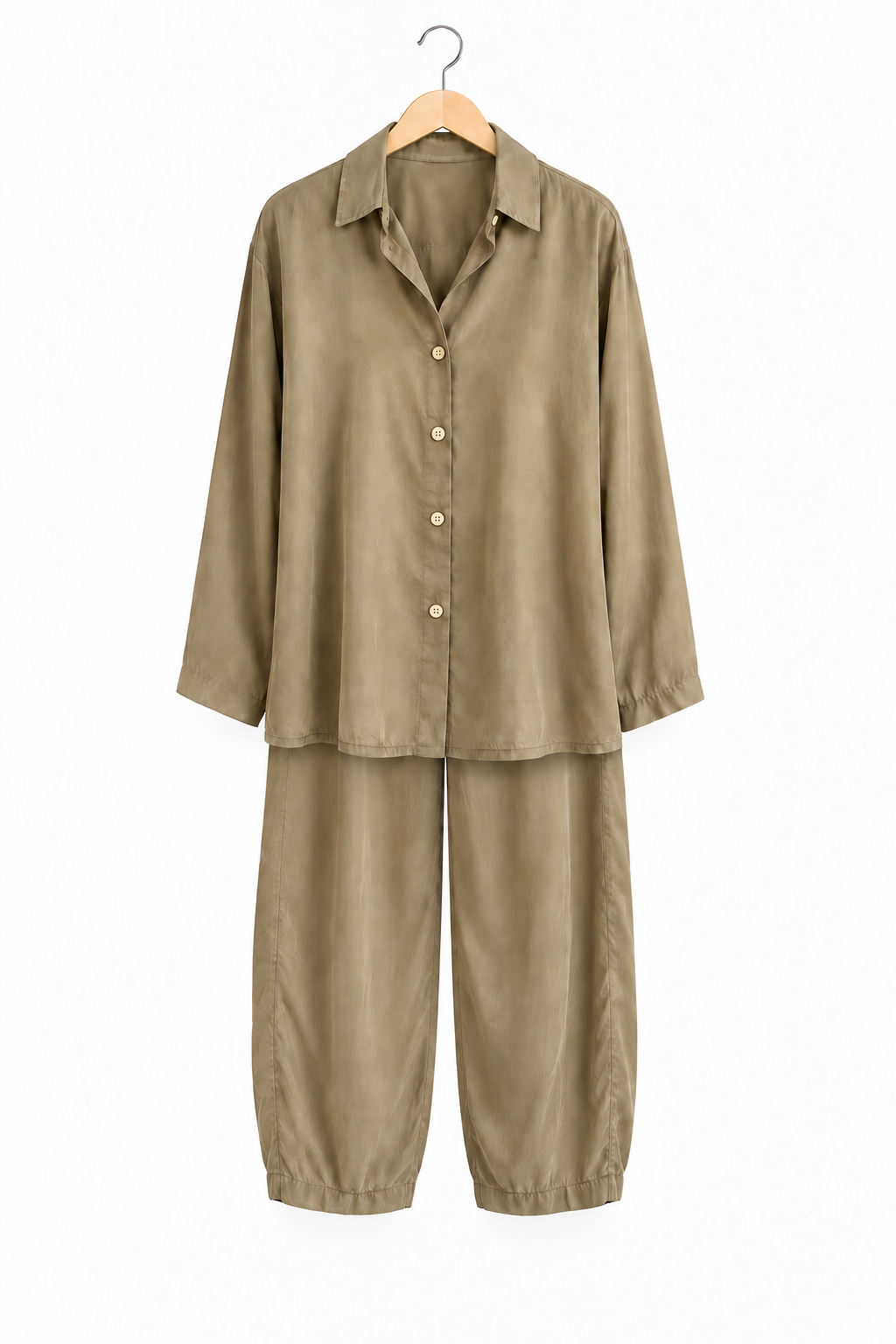 Coordinato camicia e pantaloni — vista intera non indossata su sfondo bianco