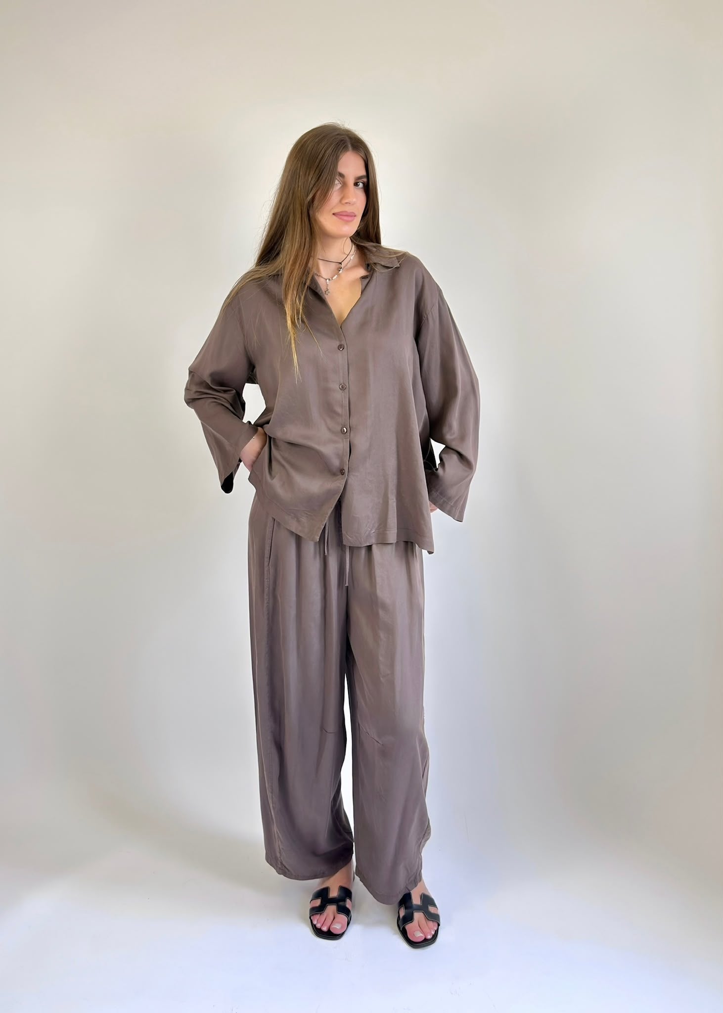 Coordinato camicia e pantaloni taupe