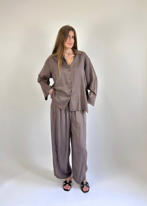 Coordinato camicia e pantaloni taupe