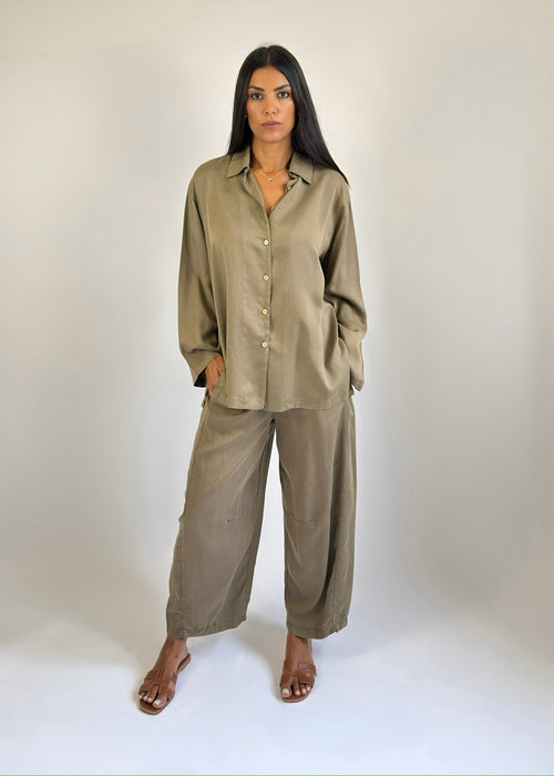 Coordinato camicia e pantaloni verde