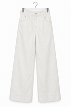 Jeans palazzo panna — vista intera non indossata su sfondo bianco