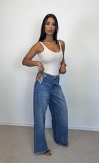 Jeans Stella con aperture cut-out e applicazioni crystal sui fianchi, indossati.
