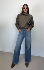 Jeans wide leg blu con tasche in ecopelle, vista frontale.