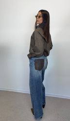 Jeans wide leg blu, dettaglio posteriore delle tasche in ecopelle.