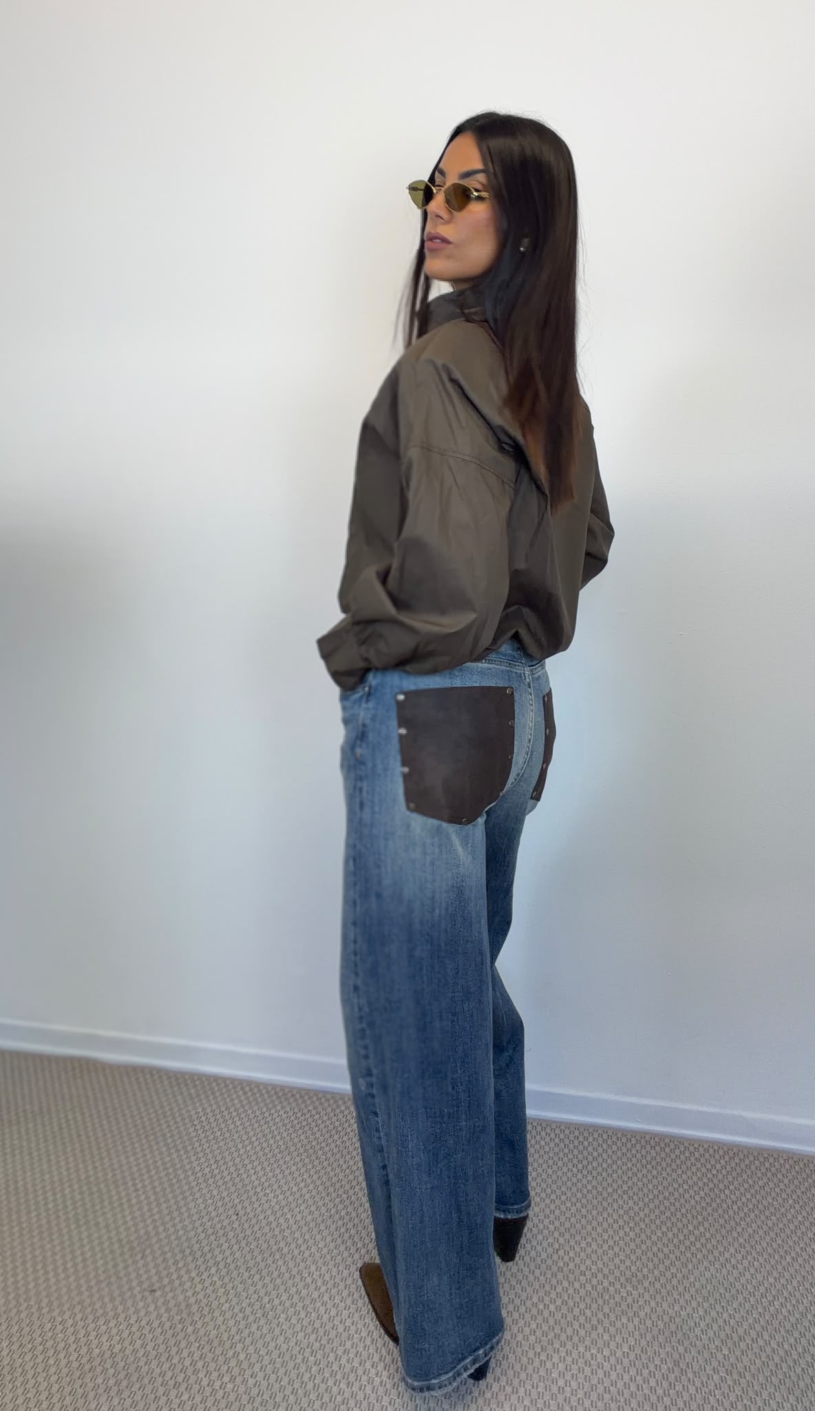 Jeans wide leg blu, dettaglio posteriore delle tasche in ecopelle.