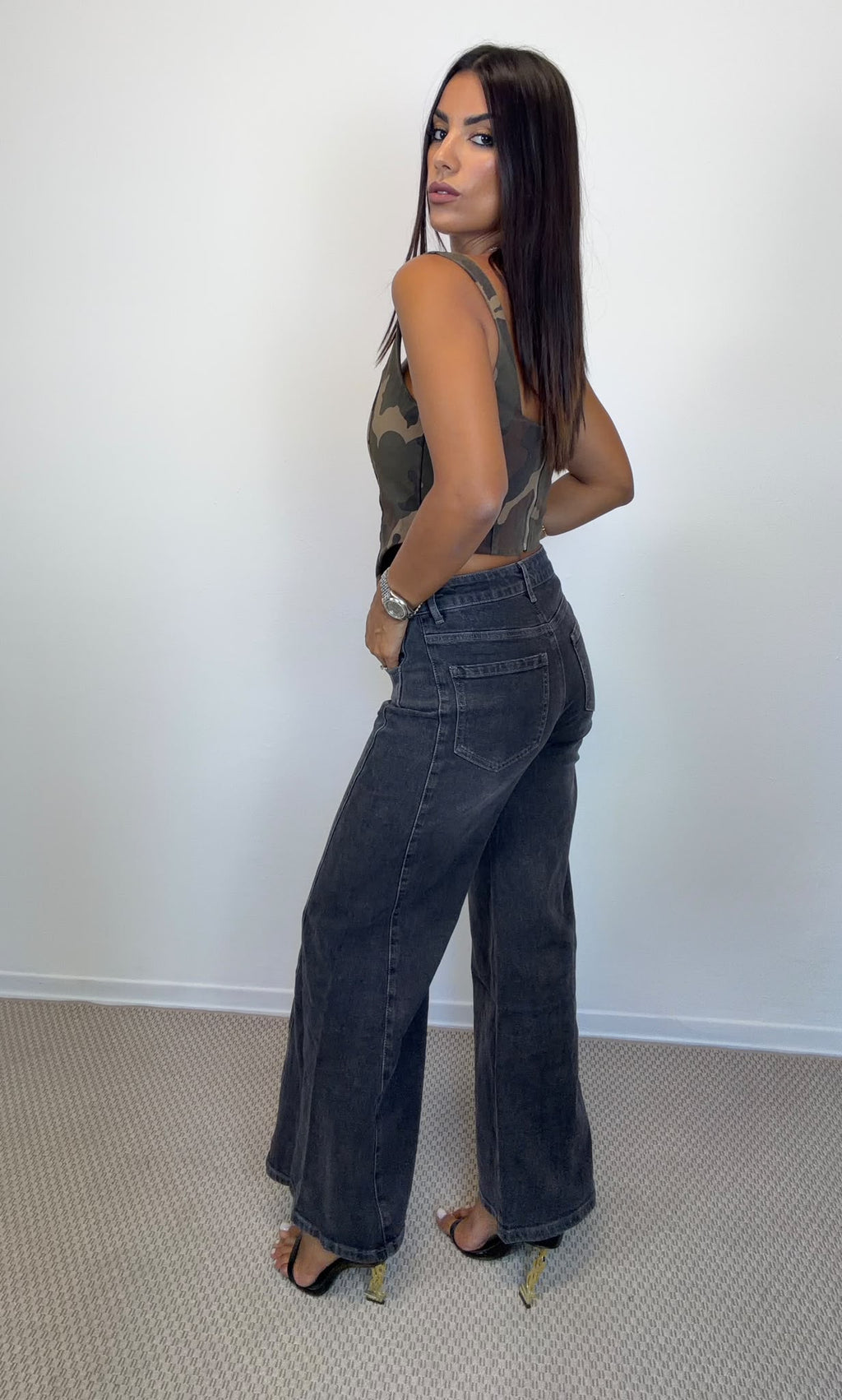 Jeans wide leg neri, vista posteriore.