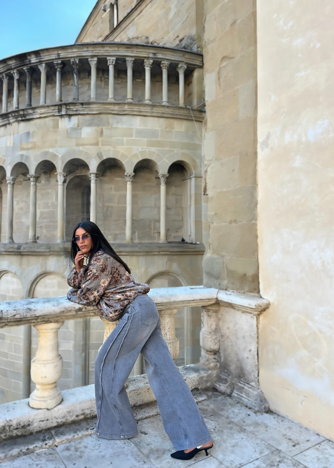 Jeans grigio wide leg trasformabile, vista posteriore e laterale