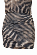 Abito animalier grigio e tortora, dettaglio del drappeggio anteriore della gonna.