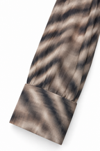 Abito animalier grigio e tortora, dettaglio della manica e del polsino.