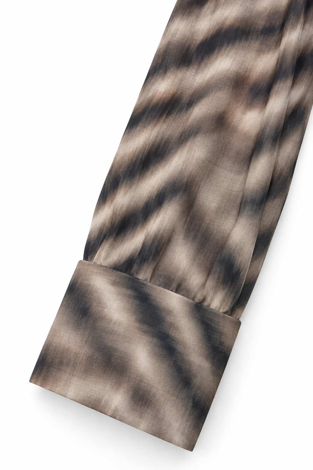 Abito animalier grigio e tortora, dettaglio della manica e del polsino.