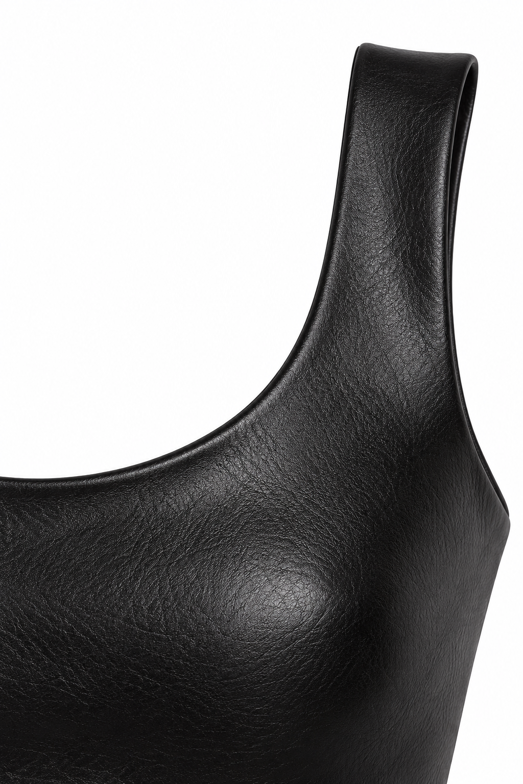 Abito in ecopelle Nero, dettaglio della spallina e del bordo dello scollo.