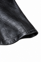 Abito in ecopelle Nero, dettaglio della porzione visibile dell’orlo.