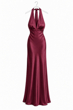 Abito elegante in raso bordeaux non indossato, vista frontale con scollo all’americana e gonna lunga.