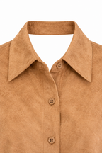 Camicia color cammello, dettaglio del colletto e dei bottoni anteriori.