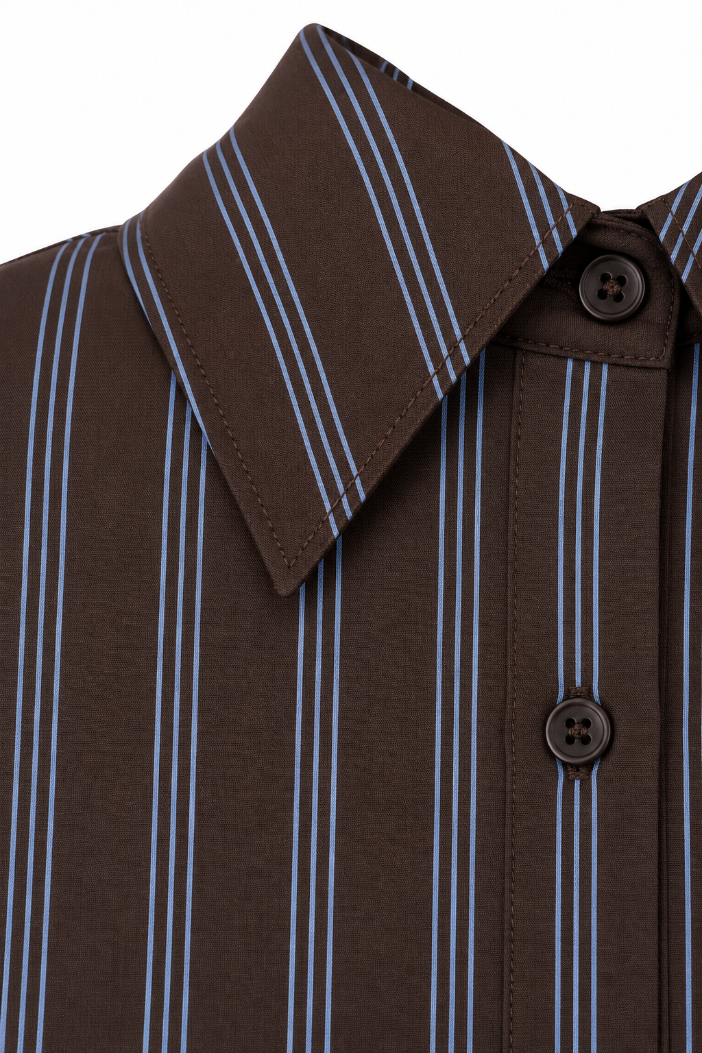 Dettaglio del colletto e dei bottoni della camicia chocolate a righe azzurre.
