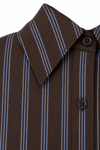 Dettaglio del colletto e dei bottoni della camicia chocolate a righe azzurre.