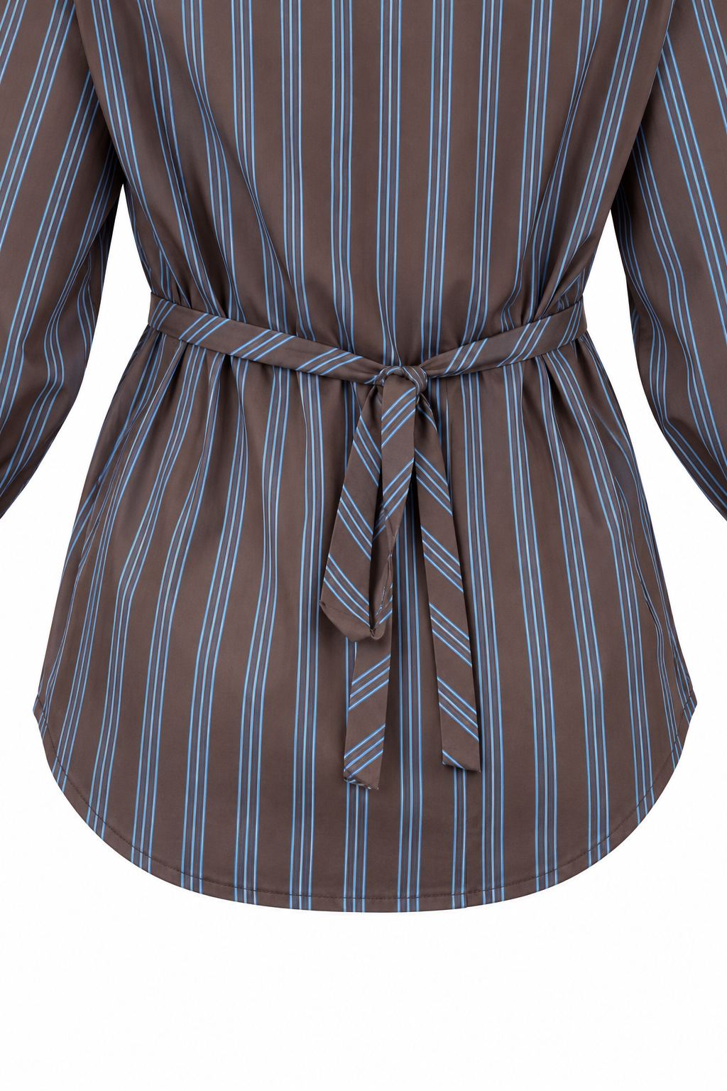 Dettaglio della cintura posteriore e del fondo della camicia chocolate a righe azzurre.