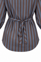 Dettaglio della cintura posteriore e del fondo della camicia chocolate a righe azzurre.