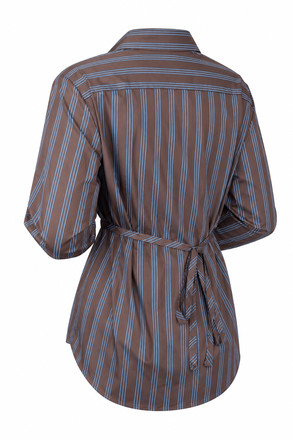 Camicia Chocolate a righe marroni e azzurre, vista posteriore su sfondo bianco con sprone, cintura annodata di lato e orlo curvo.