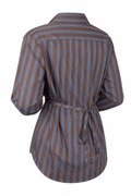 Camicia Chocolate a righe marroni e azzurre, vista posteriore su sfondo bianco con sprone, cintura annodata di lato e orlo curvo.