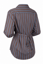 Camicia Chocolate a righe marroni e azzurre, vista posteriore su sfondo bianco con sprone, cintura annodata di lato e orlo curvo.