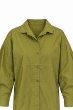 Camicia crop verde, vista frontale parziale non indossata con spalle scese e maniche ampie.