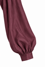 Camicia elegante Bordeaux, dettaglio della manica ampia e del polsino.