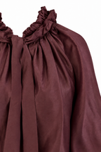 Camicia elegante Bordeaux, dettaglio del tessuto e del drappeggio frontale.