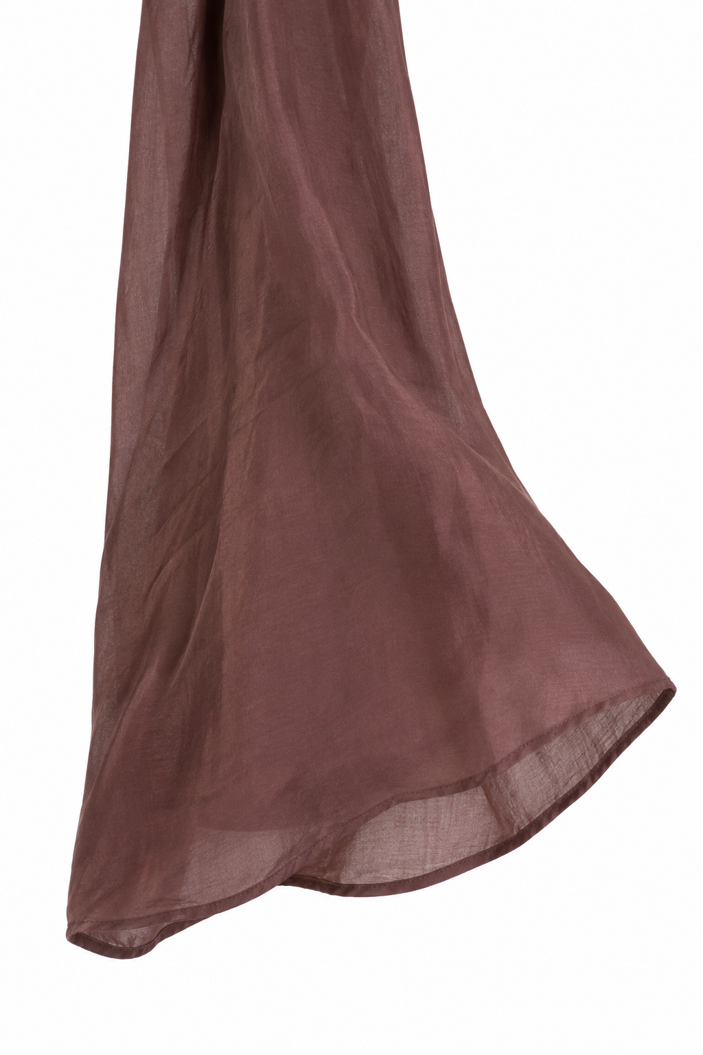 Dettaglio del fondo manica ampio della camicia marrone con pizzo.