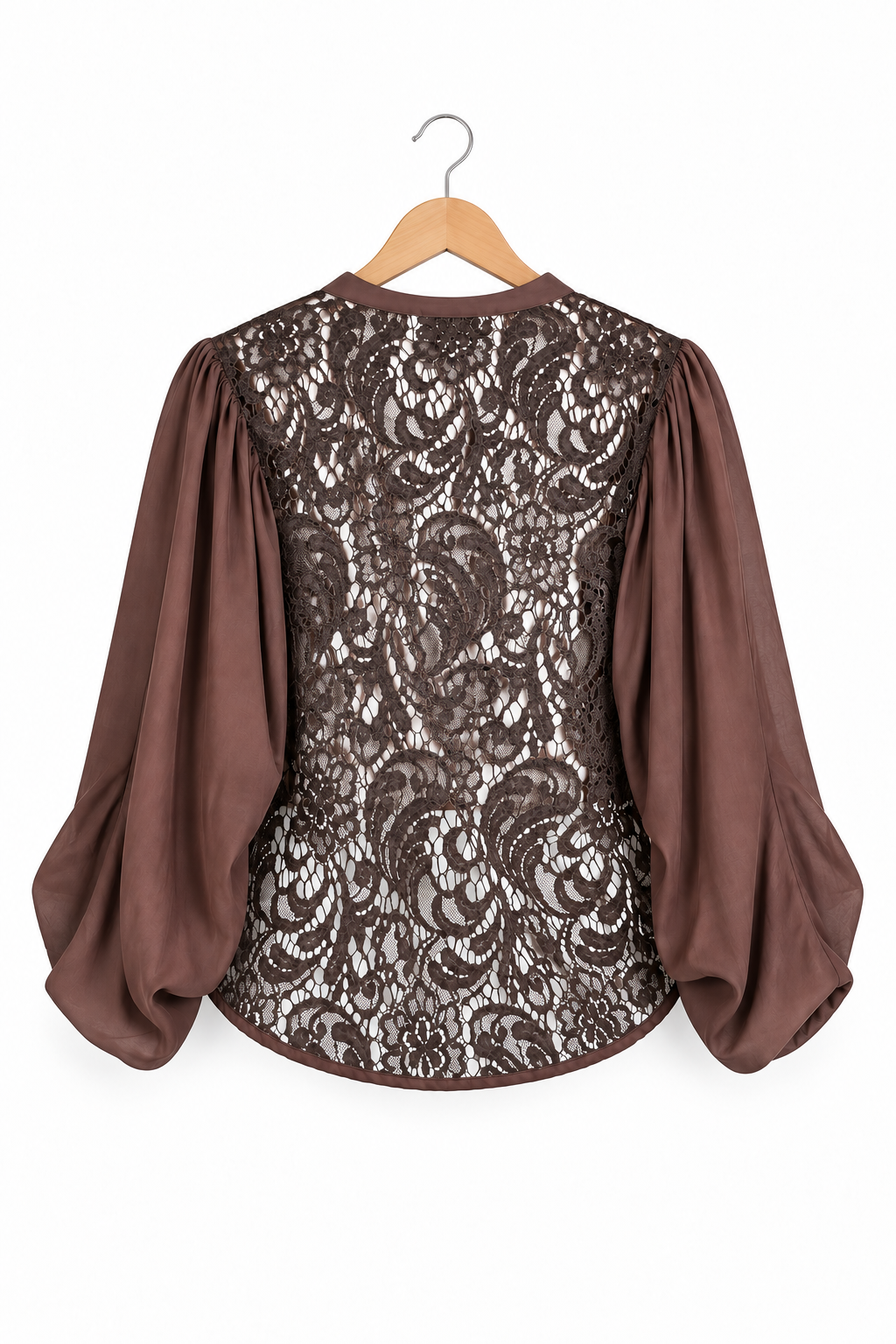 Camicia marrone con pizzo, vista posteriore intera non indossata su gruccia con maniche ampie e orlo curvo.