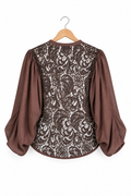 Camicia marrone con pizzo, vista posteriore intera non indossata su gruccia con maniche ampie e orlo curvo.