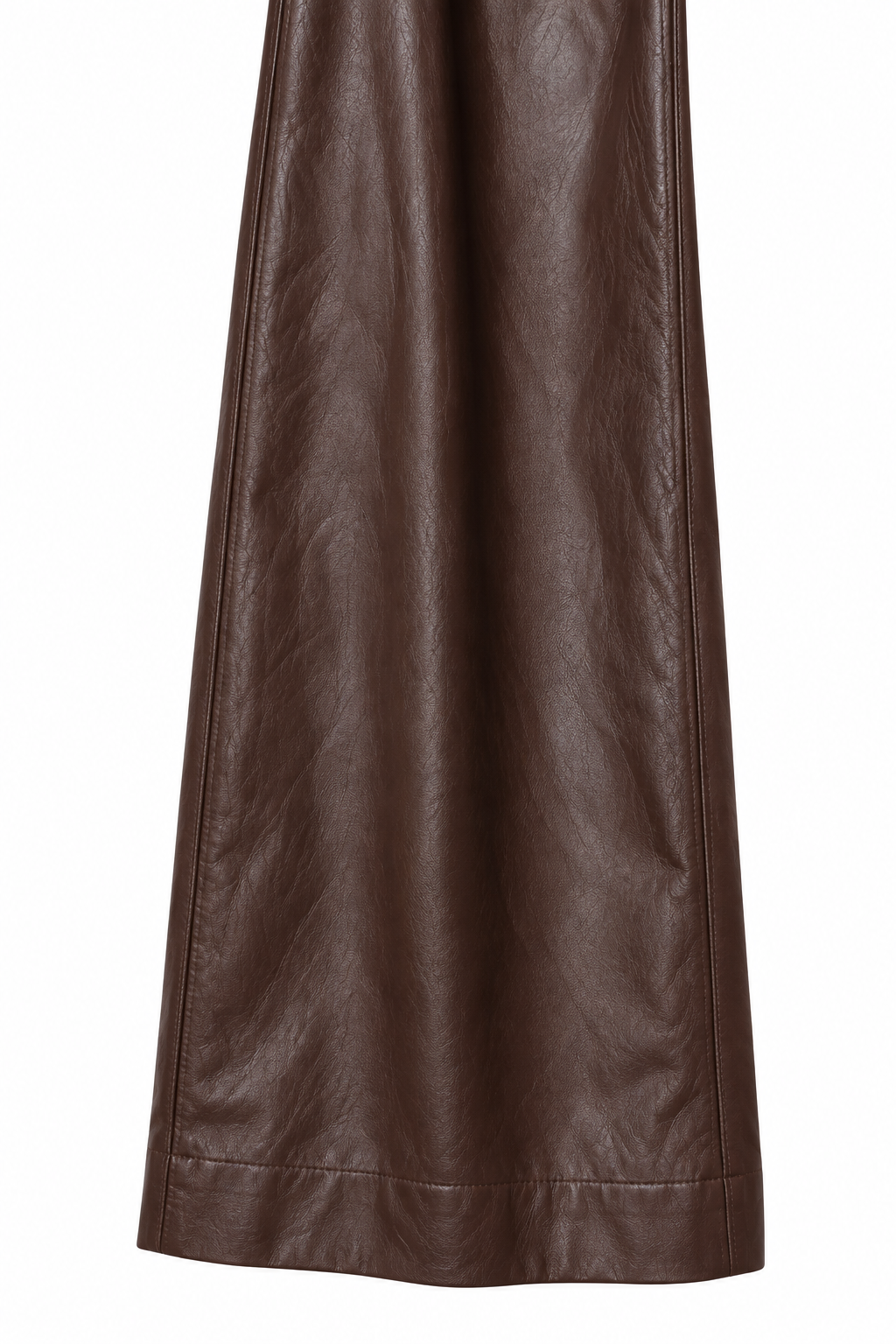 Dettaglio della gamba ampia e dell'orlo del pantalone marrone effetto pelle.