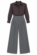 Completo con camicia marrone a righe blu e pantalone palazzo grigio, vista frontale non indossata.
