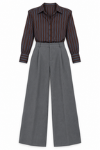 Completo con camicia marrone a righe blu e pantalone palazzo grigio, vista frontale non indossata.