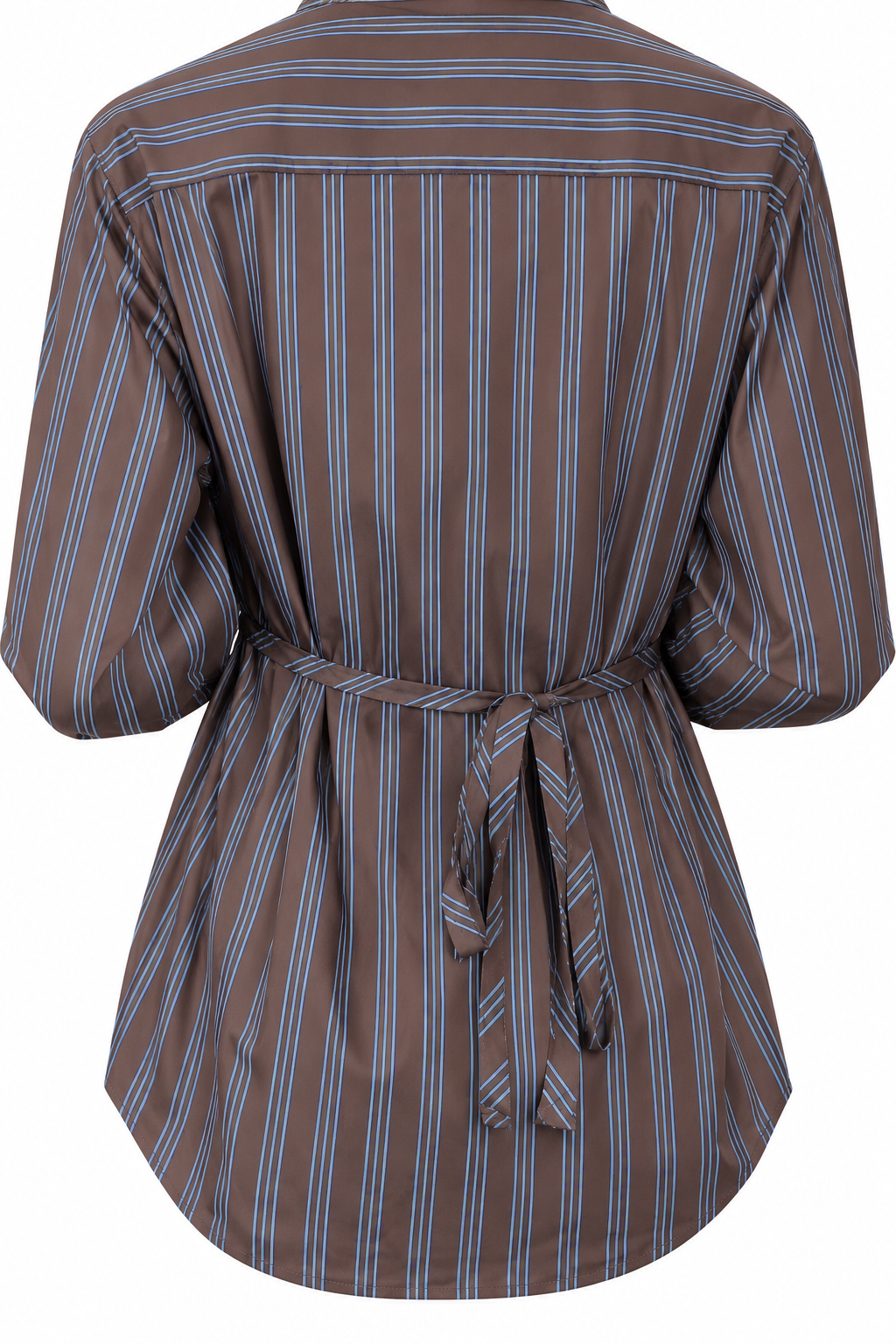 Camicia marrone a righe blu del completo, vista posteriore parziale con laccetto e orlo arrotondato.
