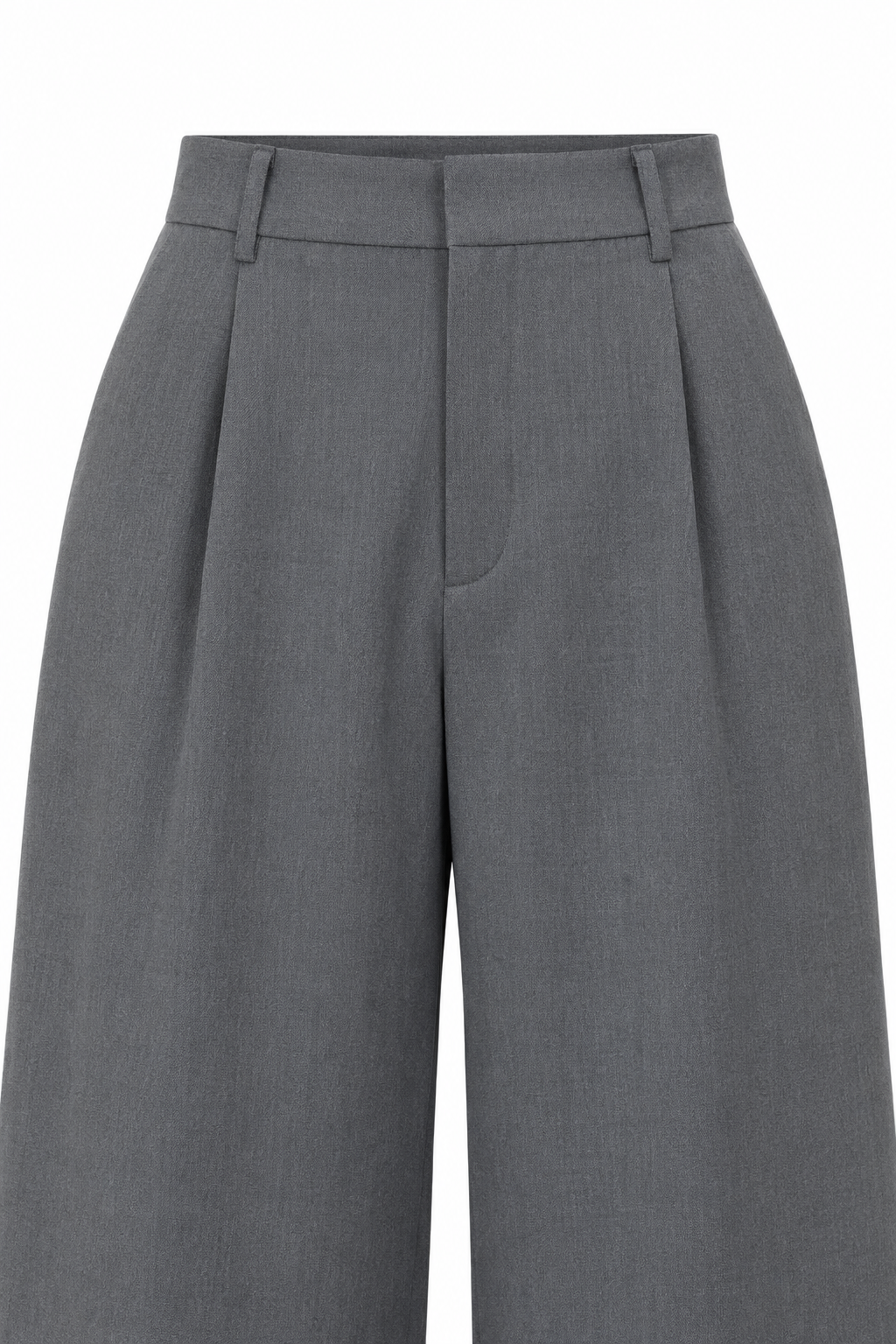 Pantalone palazzo grigio del completo, dettaglio della vita anteriore e delle pieghe.