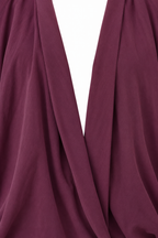 Coordinato Avocado bordeaux, dettaglio dei bordi drappeggiati dell’apertura frontale.
