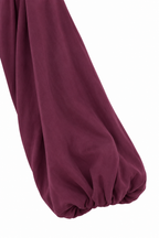 Coordinato Avocado bordeaux, dettaglio del volume e delle pieghe della manica.