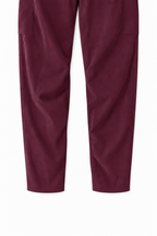 Pantaloni del Coordinato Avocado bordeaux, dettaglio della parte inferiore affusolata e del fondo.