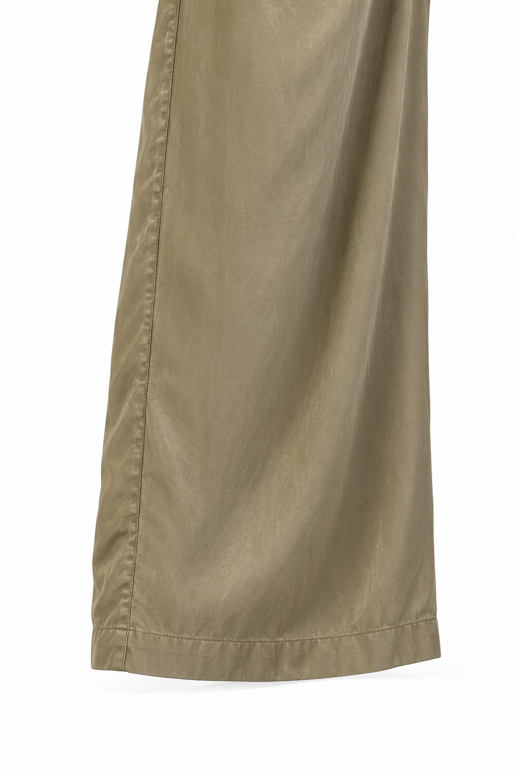 Dettaglio della gamba e dell orlo del pantalone verde.