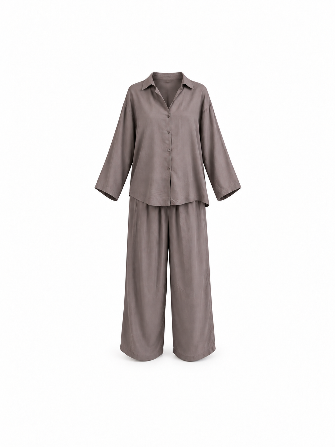 Coordinato camicia e pantaloni taupe non indossato su sfondo bianco, vista intera frontale con camicia a bottoni e pantaloni ampi.