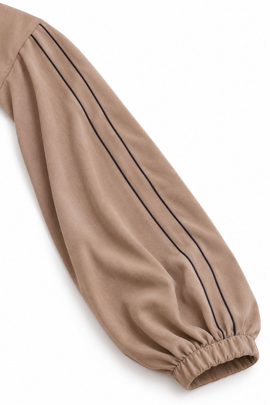 Coordinato Levanzo beige, dettaglio della manica ampia con doppio profilo scuro e polso arricciato.