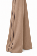 Pantalone Levanzo beige, dettaglio della gamba ampia e del fondo con doppio profilo laterale scuro.
